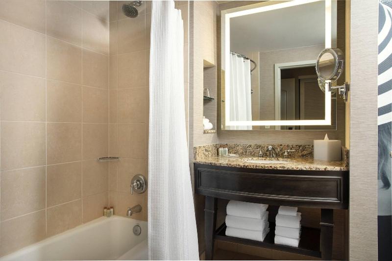 חדר סטנדרט עם מיטת קינג, Renaissance Tampa International Plaza