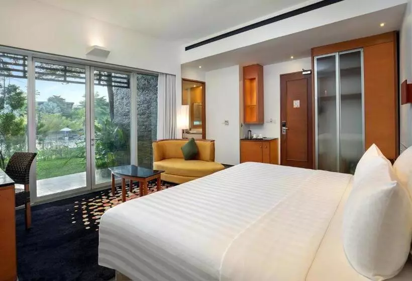 プールの見えるスーペリアルーム, Novotel Palembang