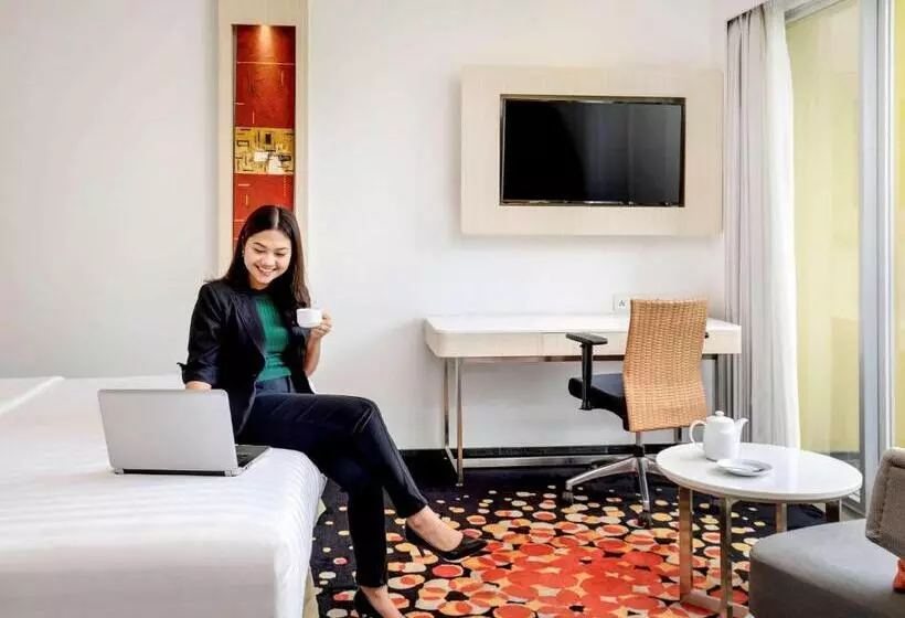 プールの見えるスーペリアルーム, Novotel Palembang