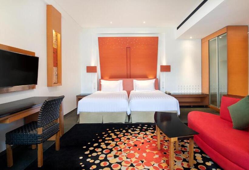 带泳池观景的豪华房, Novotel Palembang