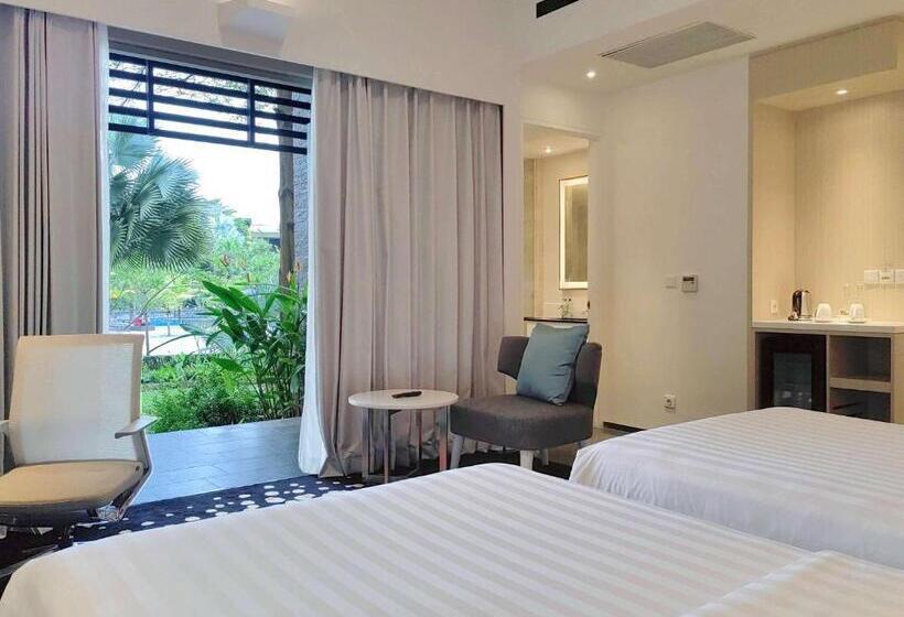 プールの見えるスーペリアルーム, Novotel Palembang