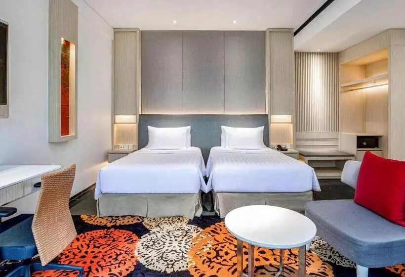 プールの見えるスーペリアルーム, Novotel Palembang