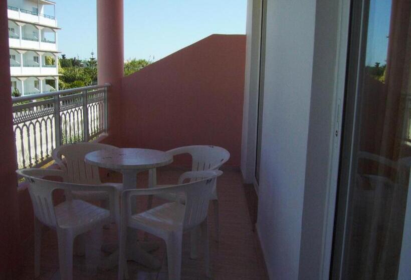 デラックスの４人部屋, Rhodian Rose