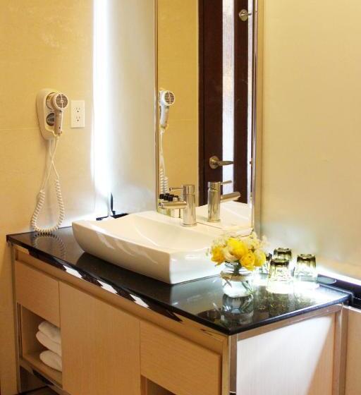 اتاق سوپریور چهار تخته, Golden Tulip Zhong Xin Hotel Taichung