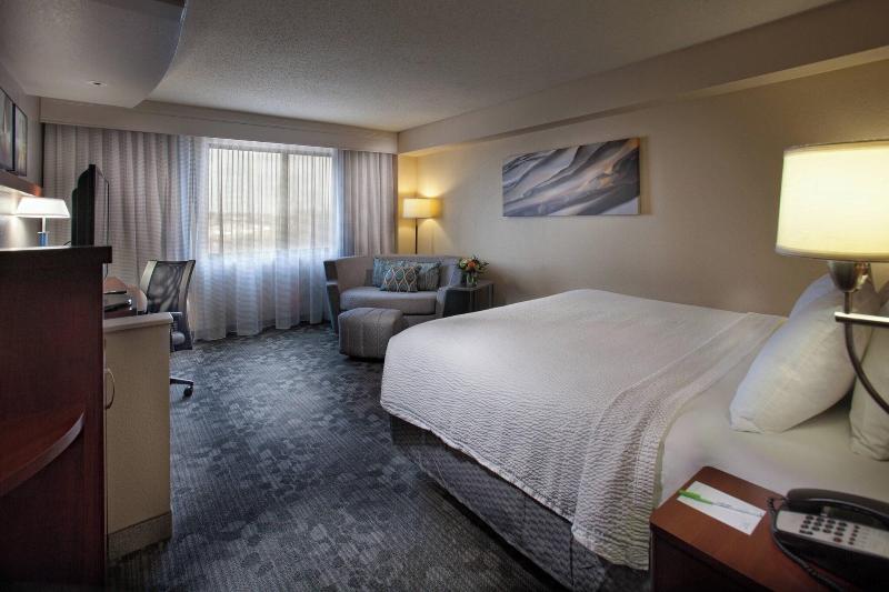 غرفة قياسية سرير كينج, Courtyard By Marriott Fayetteville