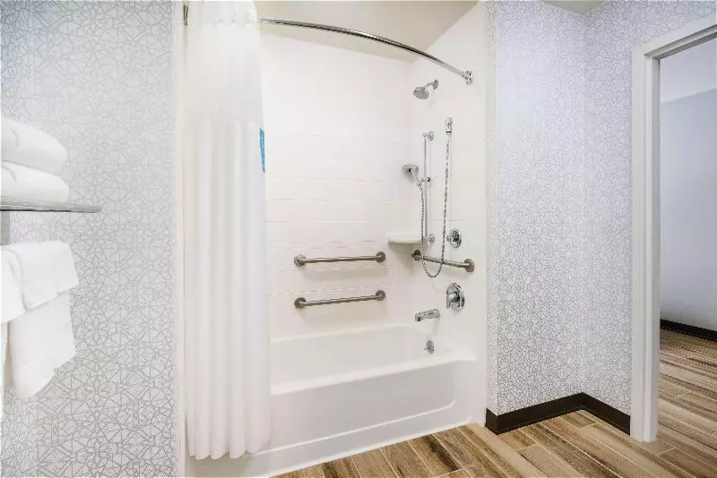 身障者適用キングサイズベッドルーム, Hampton Inn & Suites West Sacramento