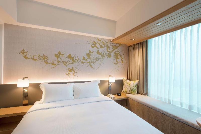 Standard Room King Size Bed, Hilton Garden Inn Singapore Serangoon