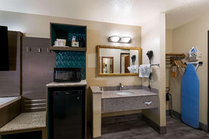 חדר סטנדרט עם מיטת קינג, Holiday Inn Express Hotel & Suites Lenoir City Knoxville Area, An Ihg