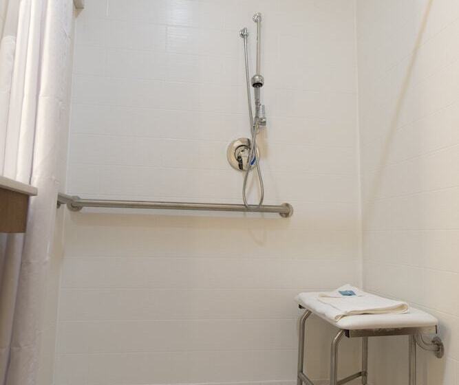 غرفة قياسية لذوى الاحتياجات الخاصة, Holiday Inn Express Hotel & Suites Erie An Ihg