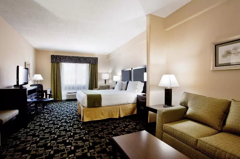 キングサイズベッドのスイートルーム, Holiday Inn Express Hotel Raleigh Southwest, An Ihg