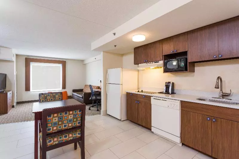 キングサイズベッドのスイートルーム, Holiday Inn Express Hotel And Suites Petersburg   Fort Lee, An Ihg
