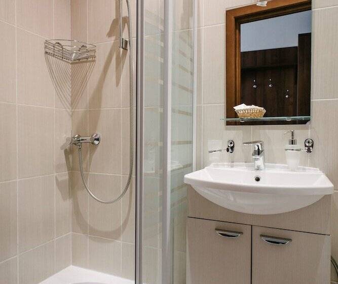 Quarto Superior, Anabel At Nevsky 88