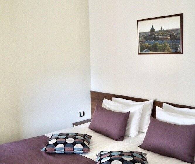 Quarto Familiar, Anabel At Nevsky 88