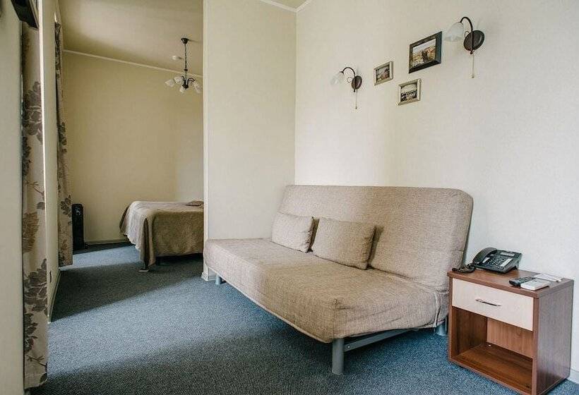 Quarto Familiar, Anabel At Nevsky 88