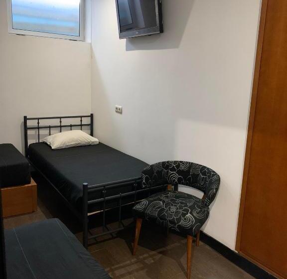 غرفة قياسية ثلاثية, Areosa