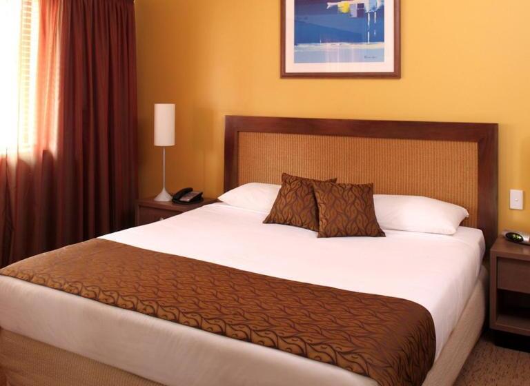 Апартаменты 3 Спальни, Mantra Geraldton