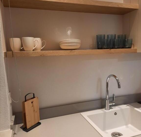 Полулюкс, Melissa Apartments, Studios & Suites