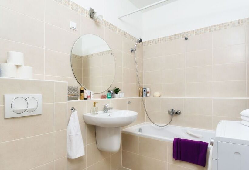 استودیوی سوپریور, Trendy Deluxe Apartments