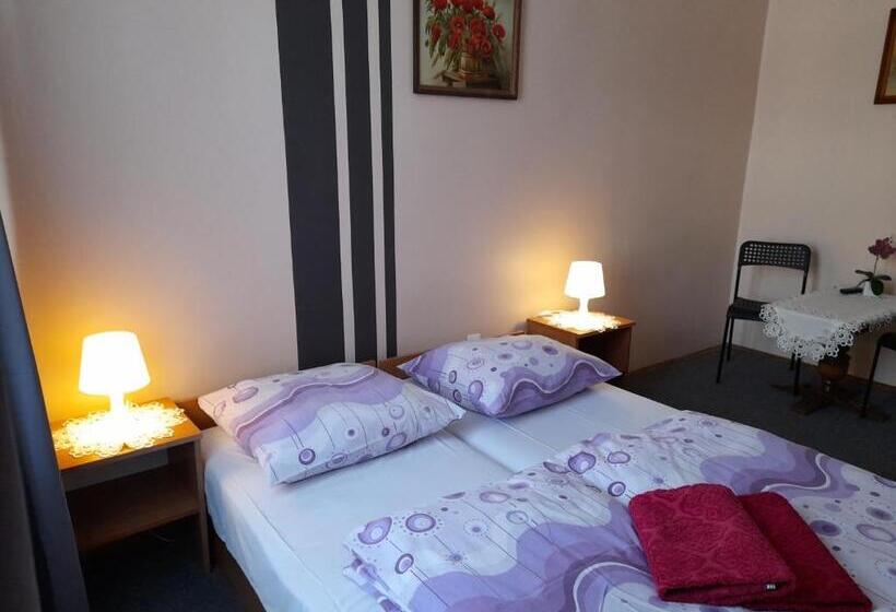 اتاق استاندارد سه تخته با سرویس بهداشتی مشترک, Green Hostel