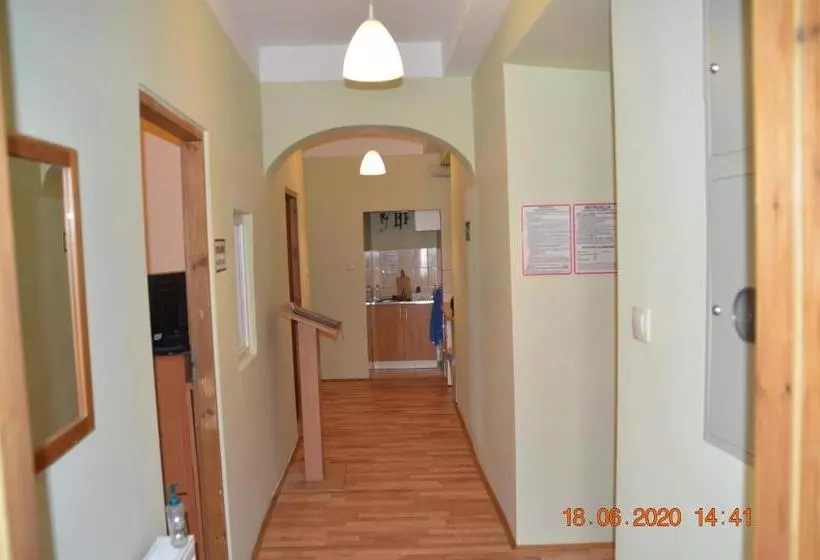 اتاق استاندارد سه تخته با سرویس بهداشتی مشترک, Green Hostel