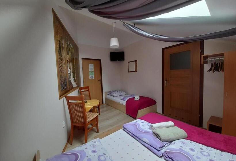 اتاق استاندارد سه نفره, Green Hostel