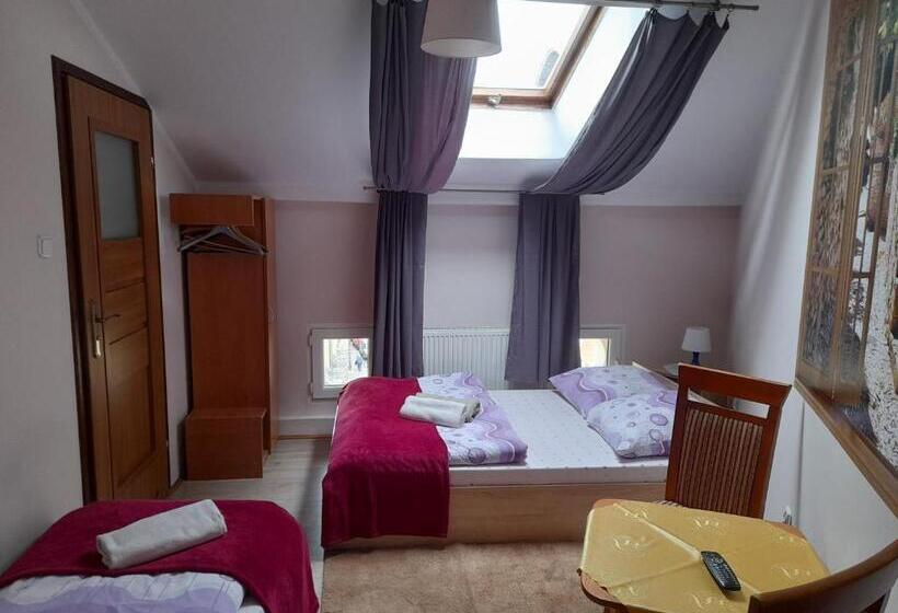 اتاق استاندارد سه نفره, Green Hostel