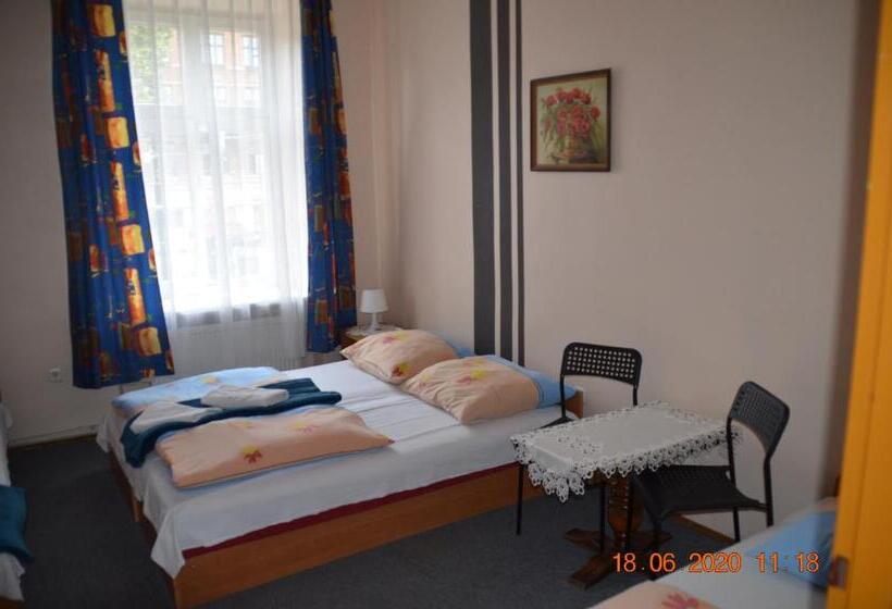 اتاق استاندارد سه نفره, Green Hostel