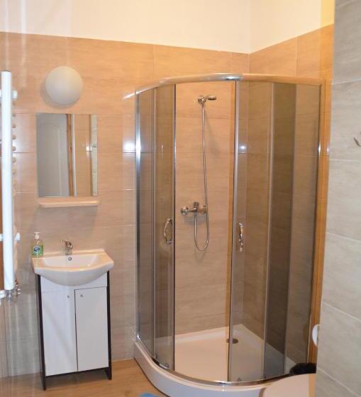 اتاق استاندارد سه نفره, Green Hostel