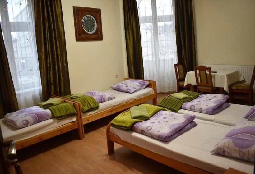 اتاق استاندارد سه نفره, Green Hostel