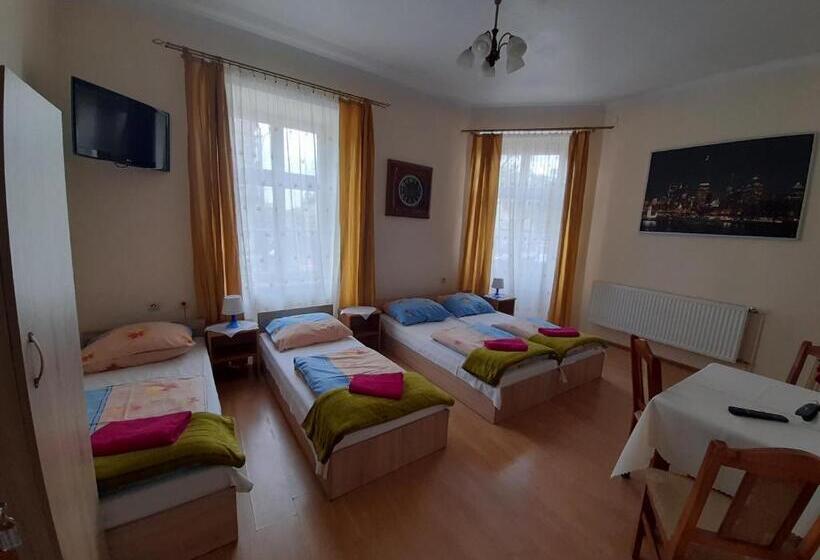 اتاق استاندارد چهار تخته, Green Hostel