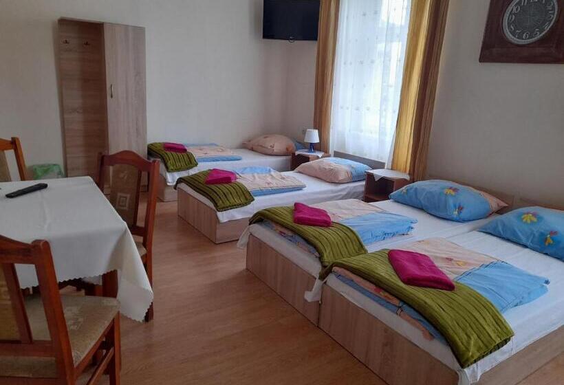 اتاق استاندارد چهار تخته, Green Hostel