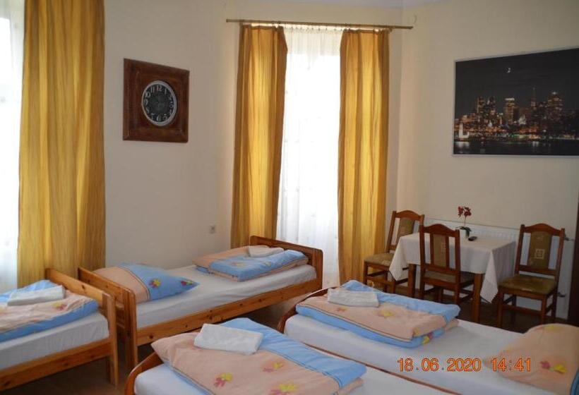 اتاق استاندارد چهار تخته, Green Hostel