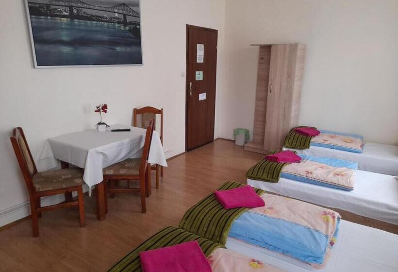 اتاق چهار تخته با دستشویی مشترک, Green Hostel