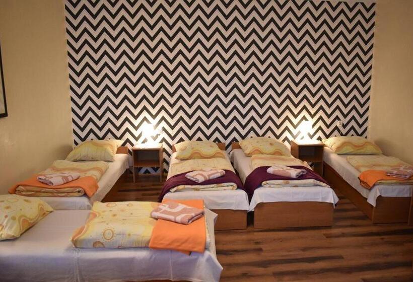 اتاق خانوادگی, Green Hostel