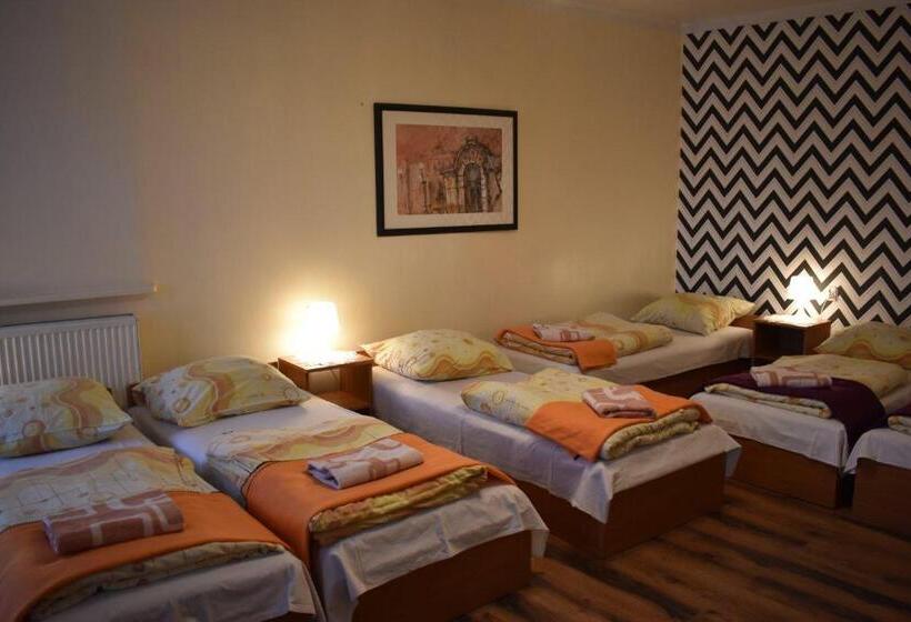 اتاق خانوادگی, Green Hostel