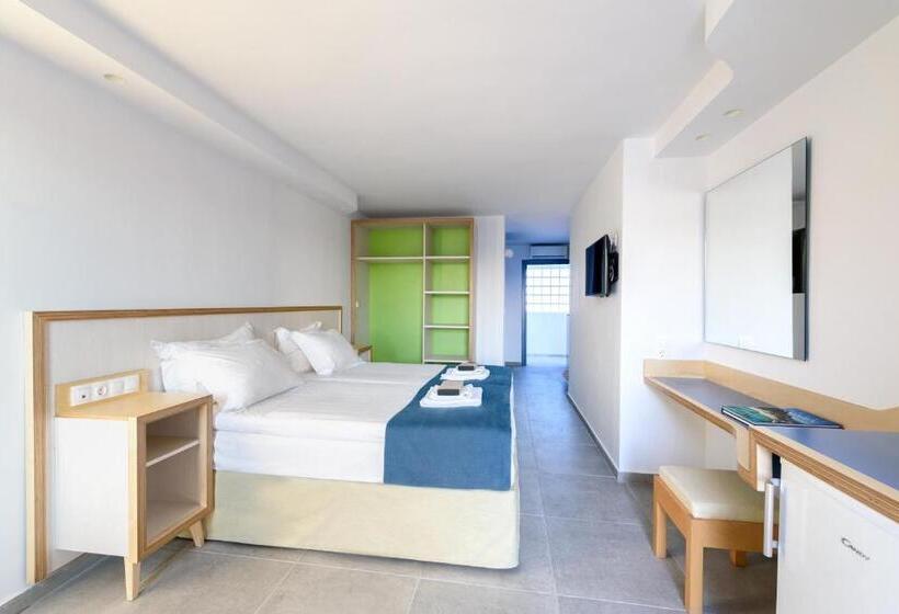 غرفة قياسية إطلالة جانبية علي البحر, Alia Beach Hotel By Estia