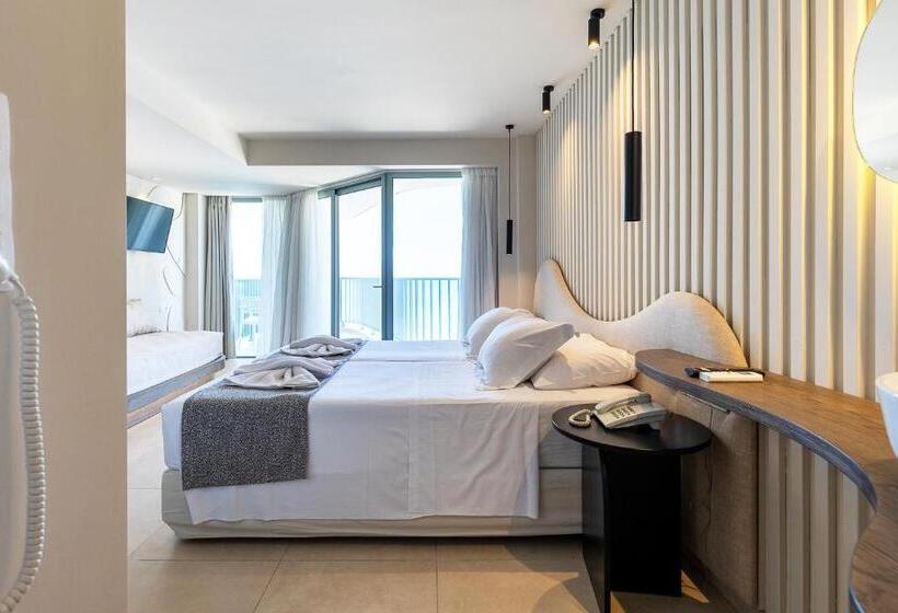 جناح جونيور مطلّ علي البحر, Alia Beach Hotel By Estia