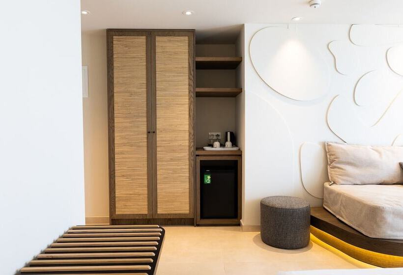 جناح جونيور مطلّ علي البحر, Alia Beach Hotel By Estia