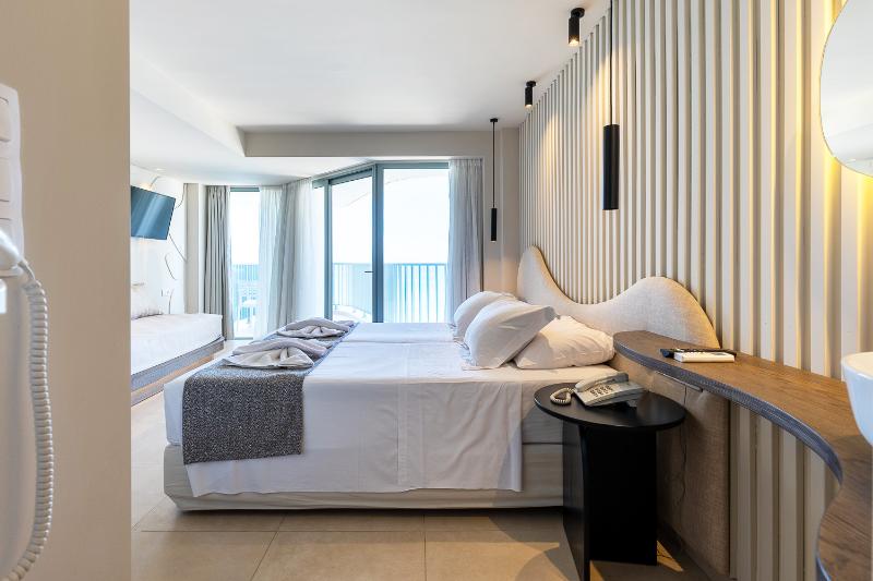 جناح جونيور مطلّ علي البحر, Alia Beach Hotel By Estia