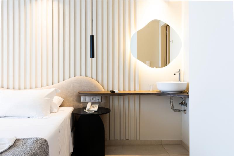 جناح جونيور مطلّ علي البحر, Alia Beach Hotel By Estia