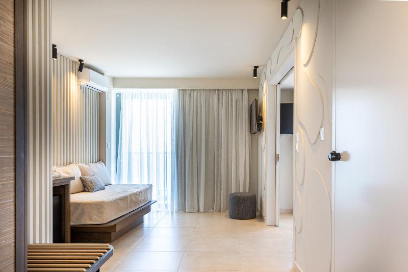 جناح سوبيريور مطل علي البحر, Alia Beach Hotel By Estia