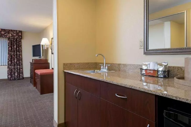 キングサイズベッドのスタンダードルーム, Hampton Inn Schenectady Downtown