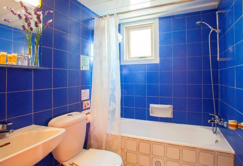 スタンダードトリプルルーム, Kapetanios Limassol