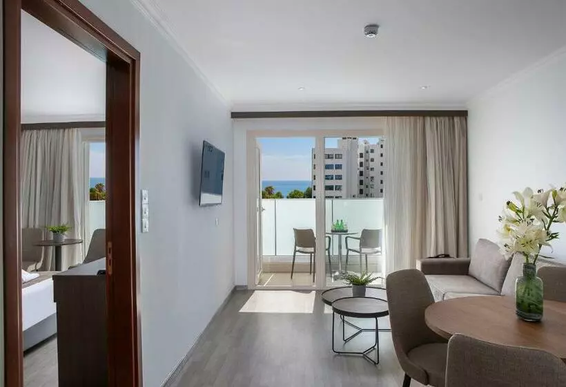 سوییت با چشم‌انداز دریا, Kapetanios Limassol