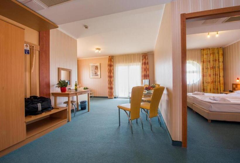 패밀리 룸, Vital