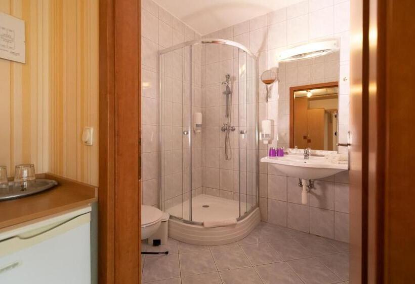 패밀리 룸, Vital