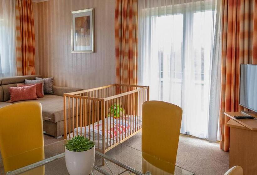 패밀리 룸, Vital