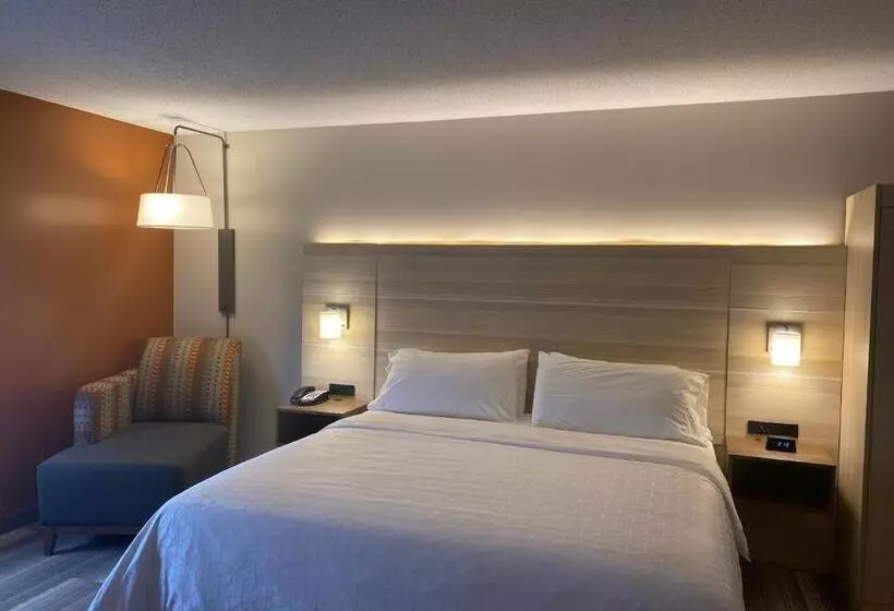 キングサイズベッドのスイートルーム, Holiday Inn Express Hotel & Suites Logansport, An Ihg