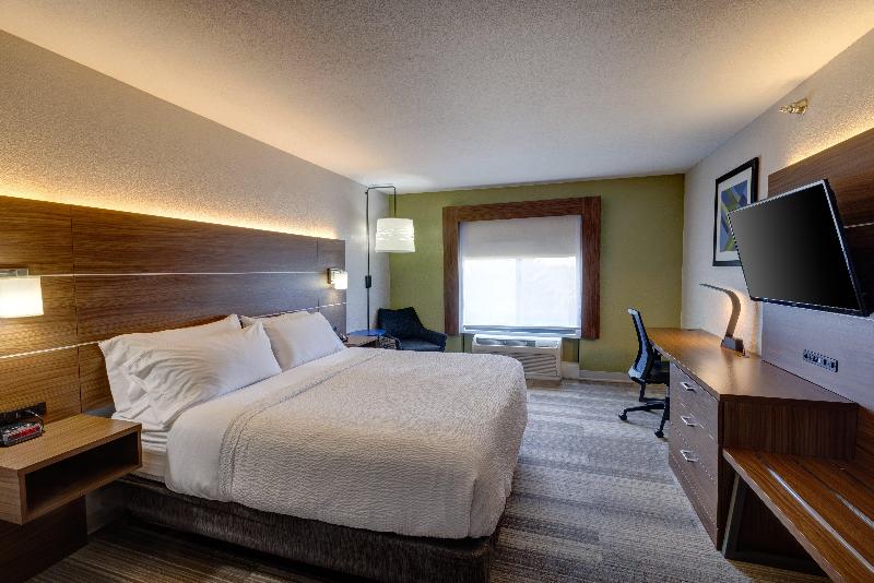 带大床的套房, Holiday Inn Express Hotel & Suites Shelbyville, An Ihg