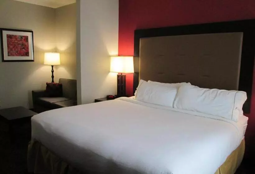 キングサイズベッドのスイートルーム, Holiday Inn Express Cloverdale   Greencastle, An Ihg